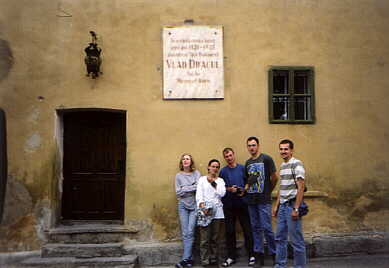 Uczestnicy pod domem, gdzie w latach 1431-35 zyl Vlad Dracul (znany Drakula)