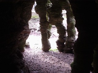 Kolumny widziane z wntrza jaskini