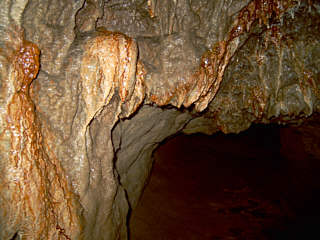Nacieki w gebi jaskini