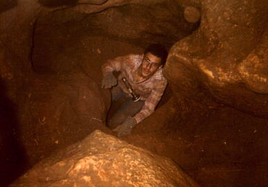 Kreta rura sprowadzajaca na dno jaskini