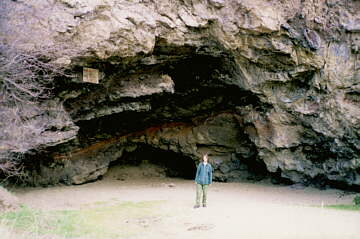 Autor przy jaskini pochodzenia powulkanicznego